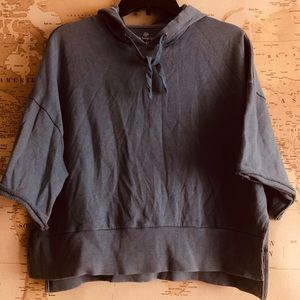 Cropped b short sleeved shirt with hood